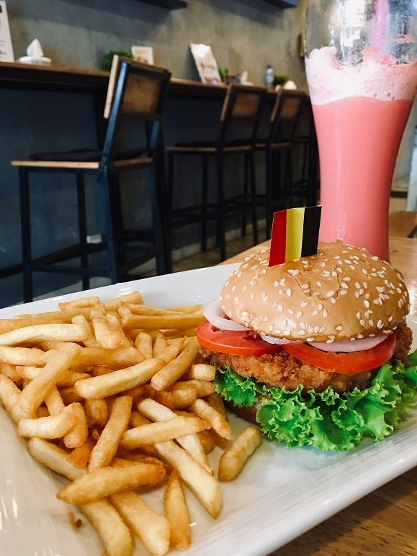 CHICKEN BURGER2.jpg
