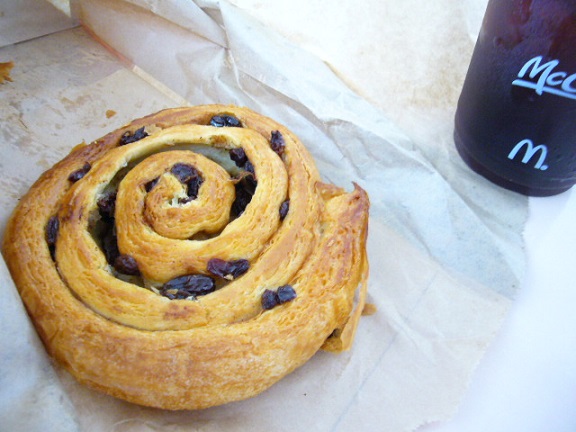 P1120271 mac cinnamon raisin roll.jpg