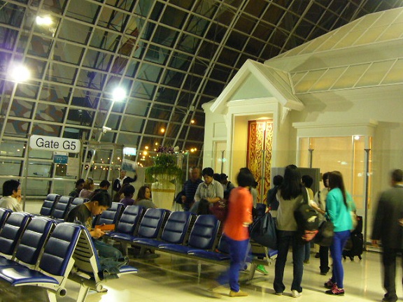 P1130028 suvarnabhumi airport gate.jpg
