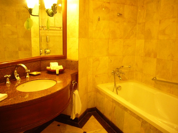 P1140342 Swissotel room1.jpg