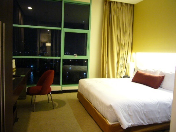 P1150184 Chatrium Hotel Riverside Bangkok bedroom.jpg