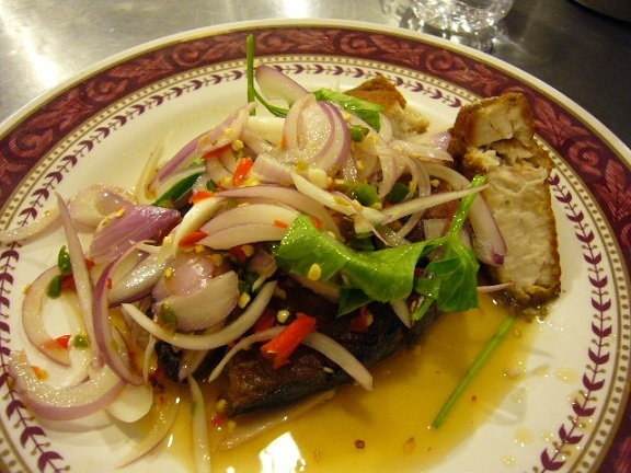 P1150779 Saengchai Potchana サバフライのサラダ.jpg